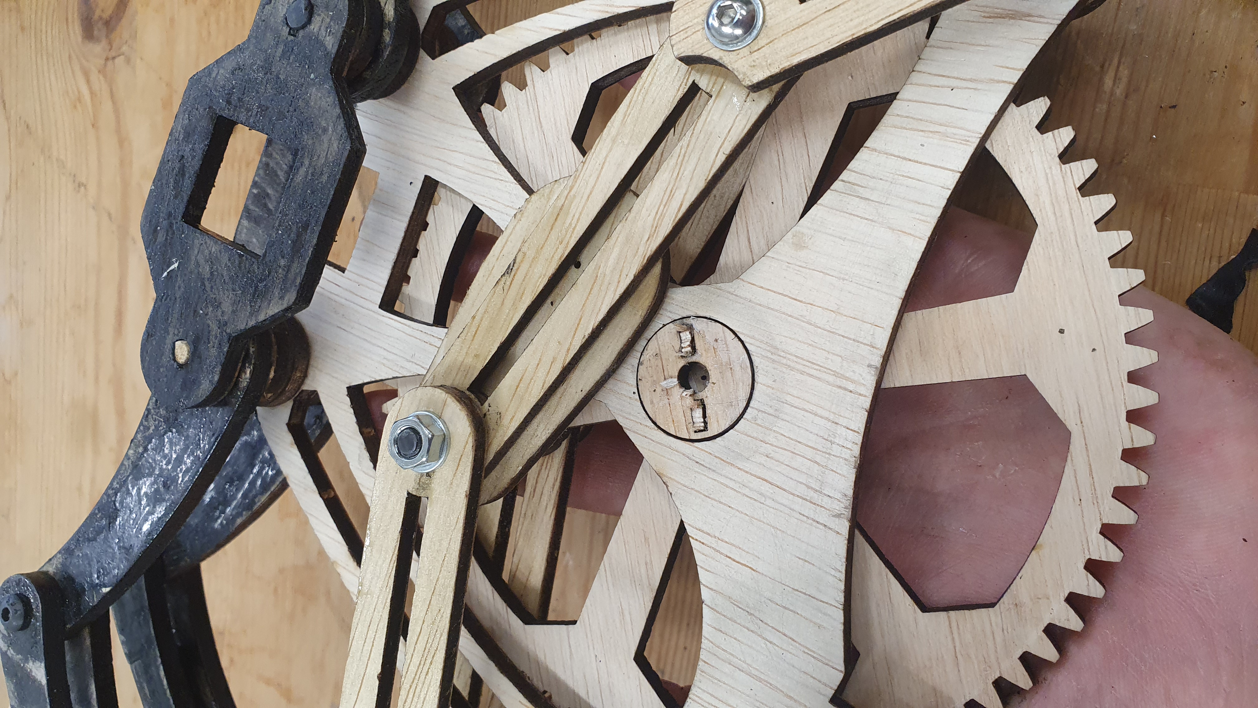 Snapped connection in the driving gear assembly